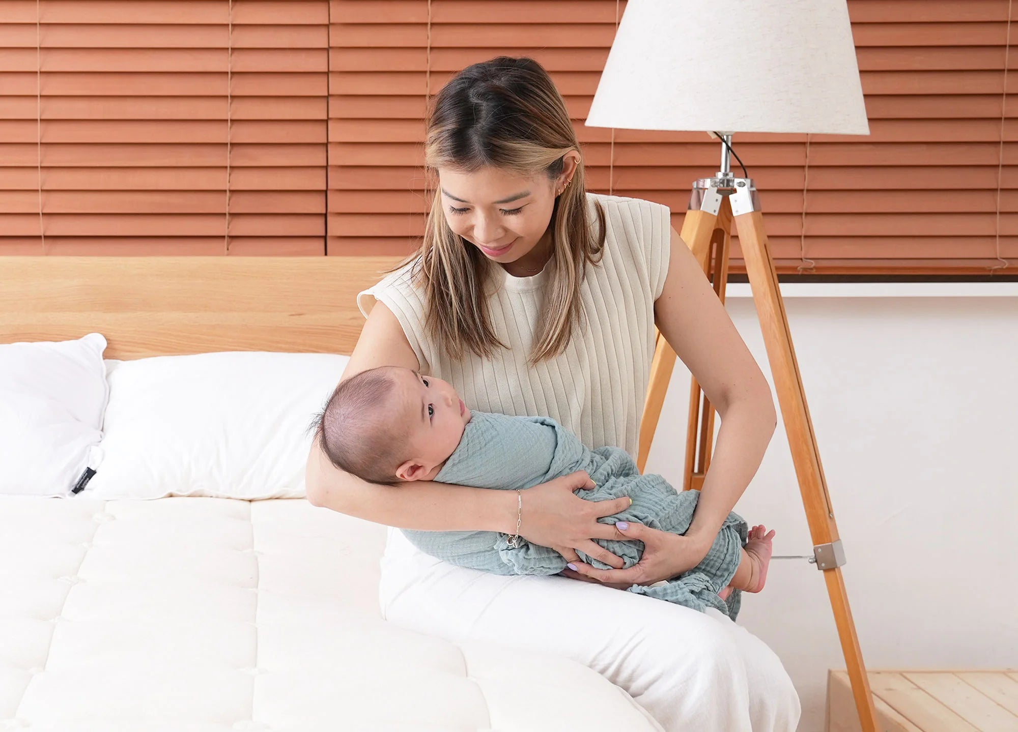 母親和嬰兒使用 The Little 成長型嬰兒床 有機棉嬰兒包巾 由 Little Hushies Hush Home 香港