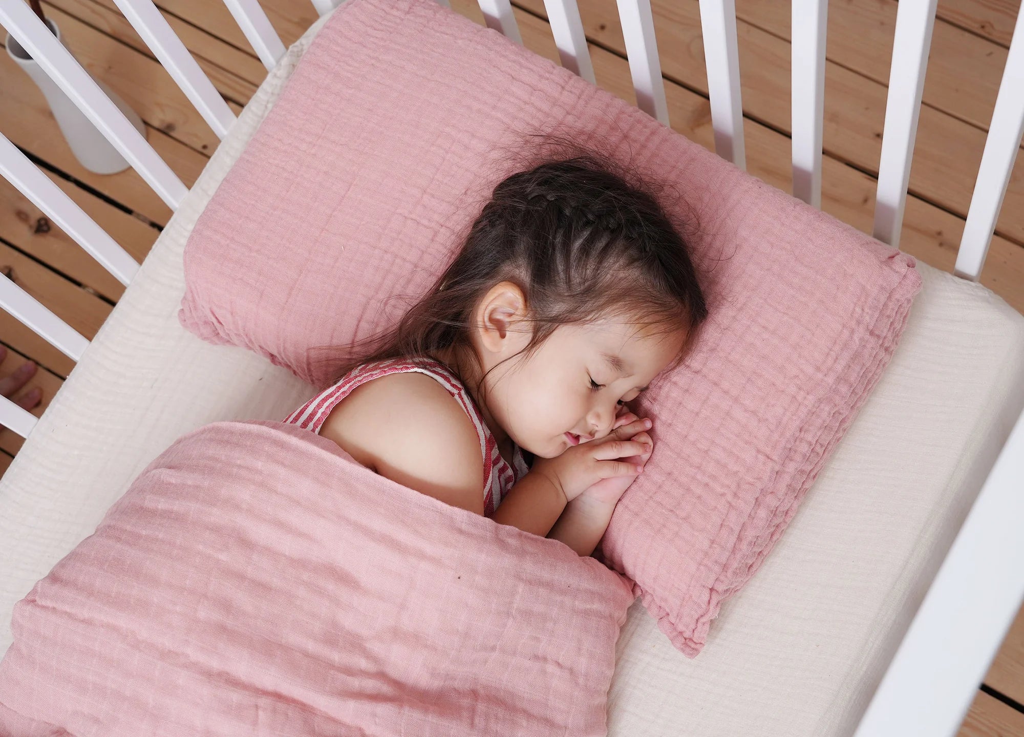 嬰兒睡在下面 The Little 成長型嬰兒床 有機嬰兒棉被 封面和 枕套 由 Little Hushies