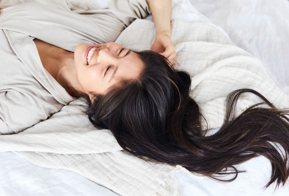 6 benefits of sleeping with a silk pillowcase for skin & hair